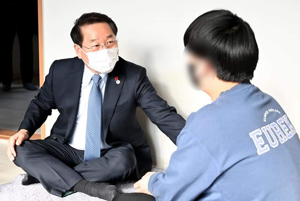 유정복 인천시장이 최근 강력한 한파와 폭등하는 난방비로 생계부담의 어려움을 겪고 있는 저소득주민(기초생활수급자 및 디딤돌 안정소득 전 세대) 11만400여 가구와 시비지원 복지시설(경로당 포함) 1838개소에 난방비 122억원을 특별 지원하기로 결정했다. 사진은 지난 19일 설 명절에 앞서 장애인 가정을 방문하고 있는 유정복 인천시장. (사진=유정복 인천시장 페이스북)