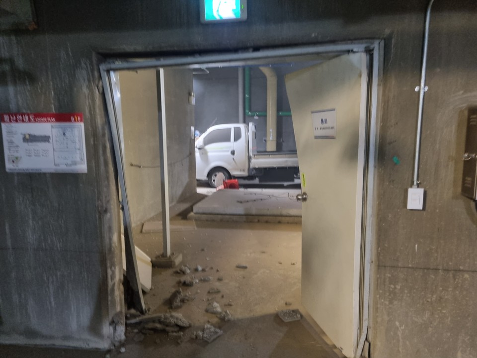 2일 오전 11시5분께 안양시 만안구 박달하수처리장에서 용접작업 중 발생한 불티가 하수처리장 안에 머물던 가연성 가스와 접촉하면서 폭발사고가 나 인부 2명이 다쳤다. (사진제공=경기도소방재난본부)