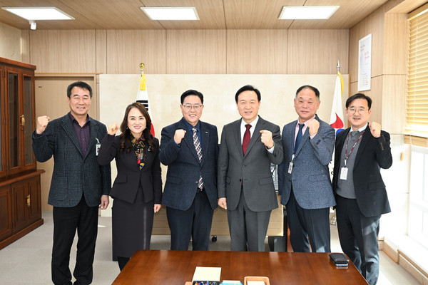 강수현 양주시장이 2일 양주교육지원청 신설과 더불어 과밀학급 지역 학교 적기 신설 등 교육 관련 현안을 논의하기 위해 경기도교육청 북부청사를 방문해 임태희 경기도교육감과 면담을 가졌다. (사진제공=양주시청)