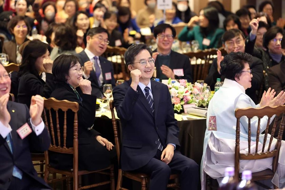 김동연 지사는 2일 수원 호텔리츠 컨벤션홀에서 (사)경기도여성단체협의회가 개최한 ‘2023년 경기여성지도자 신년인사회’에 참석했다. (사진제공=경기도청)