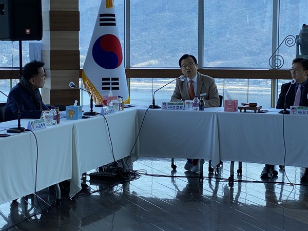 이현재 하남시장이 2일 ‘K-스타월드 조성사업’과 관련해 하나증권로부터 사업비 약 3조5000억원에 대한 금융참여의향서(LOI)를 받았다. (사진제공=하남시청)