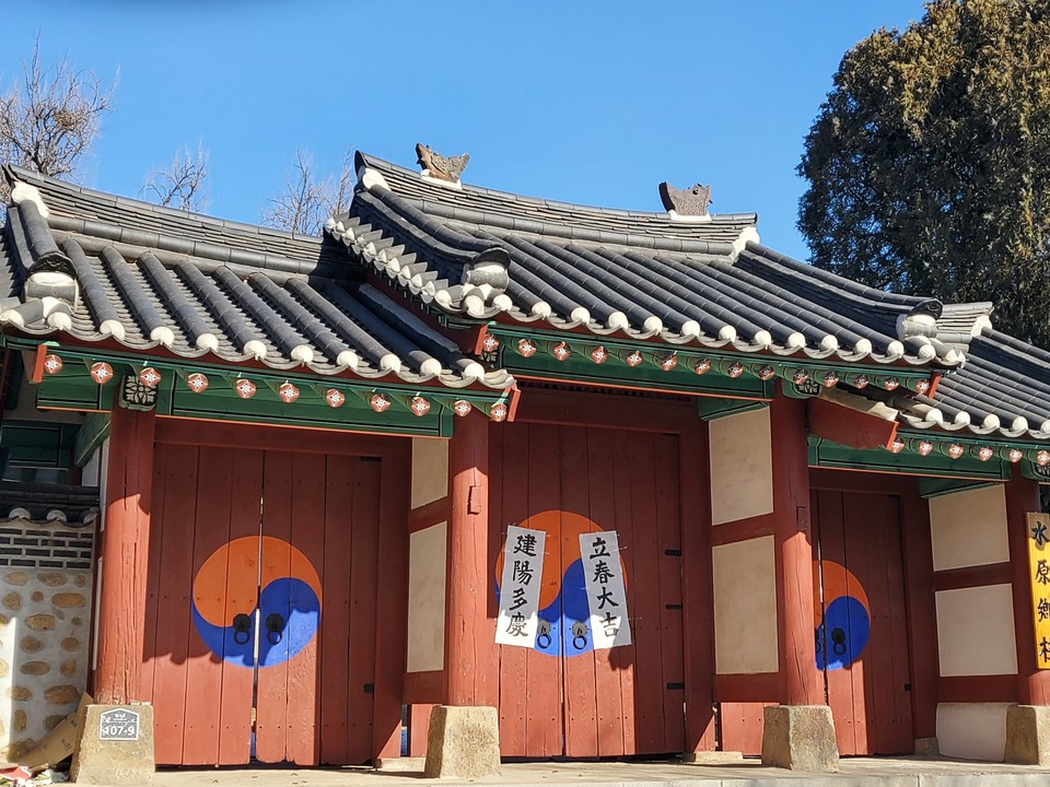 수원향교 출입구 양쪽에 붙여진 입춘첩인 입춘대길과 건양다경이 봄이 성큼 다가왔음을 느끼게 하고 있다. 4일 토요일인 오늘 경기·인천지역은 대체로 맑겠으나 오전 한때 구름이 많겠다. 또 대기가 건조하겠고, 일교차가 10도 내외로 크게 벌어지겠다. (사진=권영복 기자)