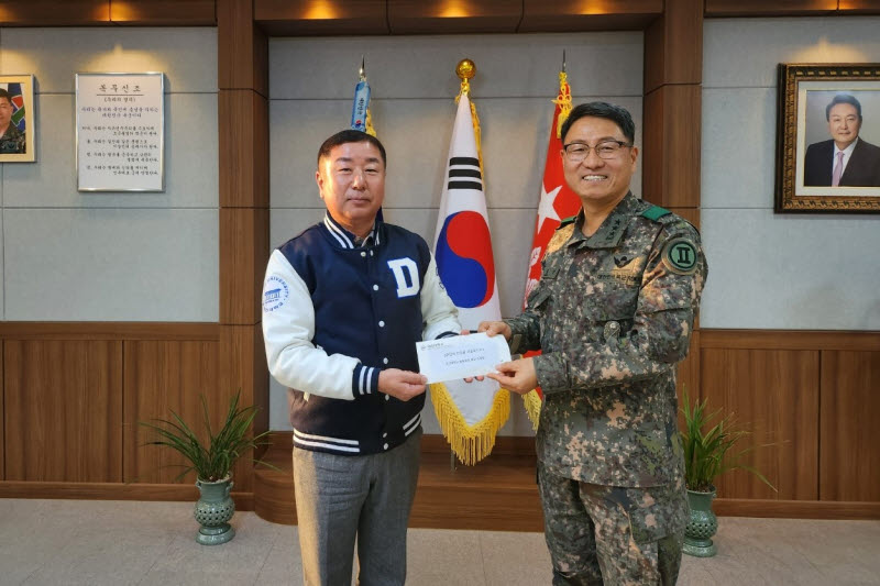 최종길 대진대학교 총동문회장이 최근 모교 졸업생들이 군복무 중인 강원도 춘천 소재 제2군단을 찾아 100만원을 기탁하는 등 간담회를 갖고 위문했다. (사진제공=대진대학교)