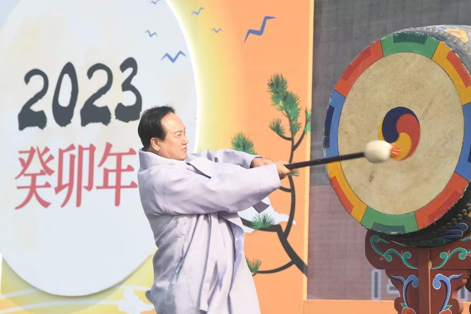 이권재 오산시장이 4년 만에 대면으로 개최된 ‘2023년 계묘년 오산 정월대보름 큰잔치’에 참석해 행사시작을 알리는 북을 치고 있다. (사진=이권재 오산시장)