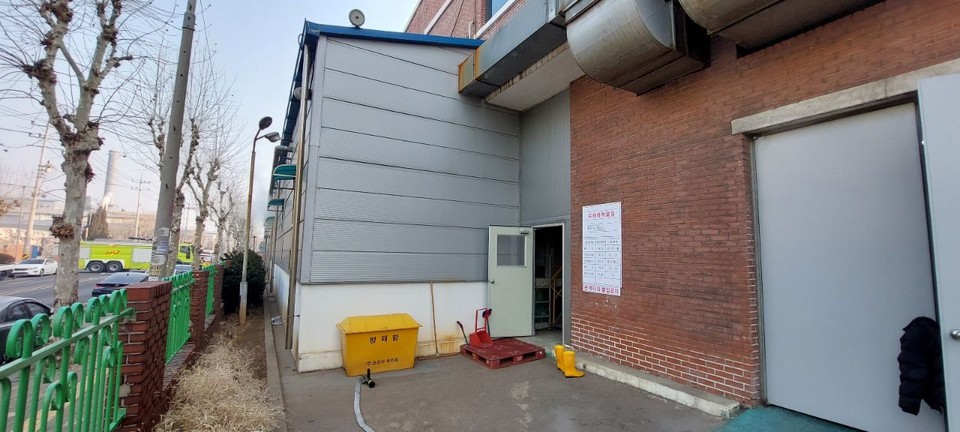 5일 오전 8시34분께 안산시 단원구 강촌로의 한 공장에서 과산화수소가 노출되는 사고가 나 소방당국 화학팀이 12시6분 현재 조치 중이다. 사진은 사고 공장 인근 전경. (사진제공=경기도소방재난본부)