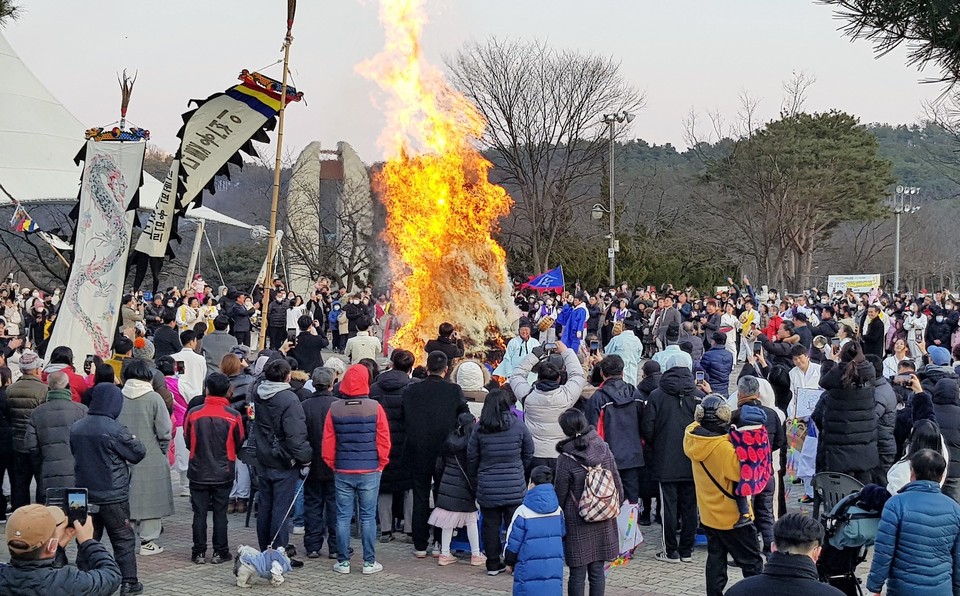 이천시가 지난 4일 설봉공원에서 이천시민이 마음껏 즐길 수 있는 문화행사인 정월 대보름 민속축제를 화합의 한마당 축제로 성황리에 마쳤다. 사진은 달집태우기 행사 모습. (사진=송석원 기자)