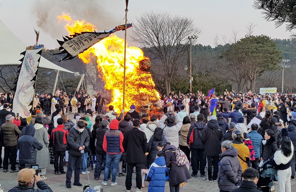 이천 설봉공원에서 정월대보름 문화행사인 달집태우기를 하고 있다. 6일 월요일인 오늘 경기·인천지역은 곳에 따라 오전까지 짙은 안개가 끼겠고, 구름이 많겠다. (사진=송석원 기자)