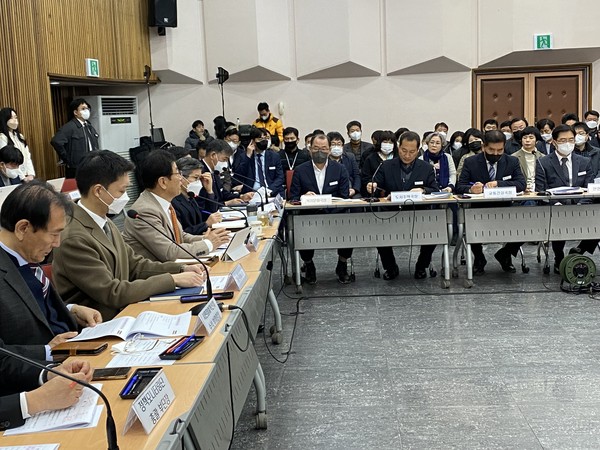 하남시가 6일 시청 본관 대회의실에서 제3회 시민참여 주간회의를 열고 '주민과의 대화'에서 제기된 주요 건의사항 20여건에 대해 이달부터 본격 해결할 수 있도록 함께 논의하는 시간을 가졌다. (사진=장은기 기자)