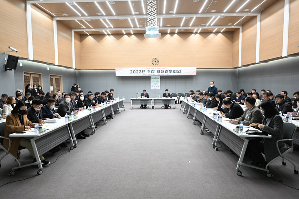 양주시가 7일 은현면 소재 서울우유 양주신공장 대강당에서 강수현 시장 주재로 금철완 부시장, 간부공무원 등 70여명이 참석한 가운데 현장 간부회의를 개최했다. (사진제공=양주시청)