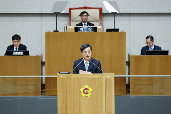 김동연 도지사가 7일  도의회 임시회 본회의에 출석해 경기도만의 독자적인 민생과 미래 전략에 관해 도정연설을 하고 있다.  (사진제공=경기도청)