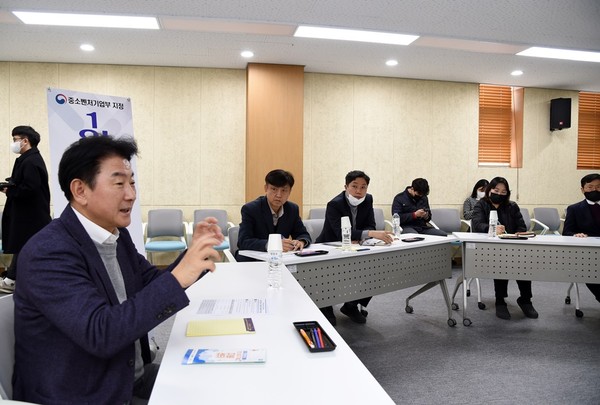 김동근 의정부시장이 지난달 6일 ‘현장시장실’ 송산동 방문 시 민원이 제기된 산단로 76번길 89에 위치한 의정부시 1인 창조기업 지원센터를 직접 방문해 창업지원센터 현장점검에 나섰다. (사진제공=의정부시청)