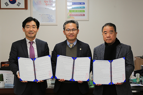 과천시 환경사업소는 재건축이 진행중인 주공5단지 및 주공8·9단지 조합과 재건축 입주 후 증가하는 하수물량 처리방안 마련에 협력하기로 협약함에 따라, 그간 보류됐던 재건축 심의 등의 재건축 관련 행정절차를 즉각 진행할 예정이라고 8일 밝혔다. 사진 좌측부터 이형진 8·9단지 재건축 조합장, 하승진 과천부시장, 민명기 주공5단지 조합장 직무대행. (사진제공=과천시청)