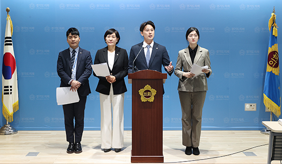 경기도의회 교섭단체 더불어민주당 대변인단은 8일 경기도의회 브리핑룸에서 의회무시 태도를 보인 임태희 경기도교육감의 돌발행동을 비판하고, 진심어린 사과를 촉구하는 성명서를 발표했다. (사진제공=경기도의회)