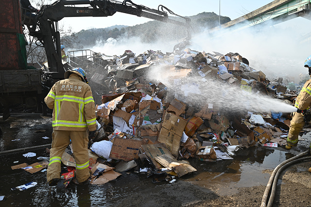 9일 오전 10시34분께 안성시 원곡면의 폐지를 모아놓은 재활용 야적장에서 불이 나 신고를 받고 출동한 소방당국에 의해 약 1시간10분 만에 꺼졌다. (사진제공=경기도소방재난본부)