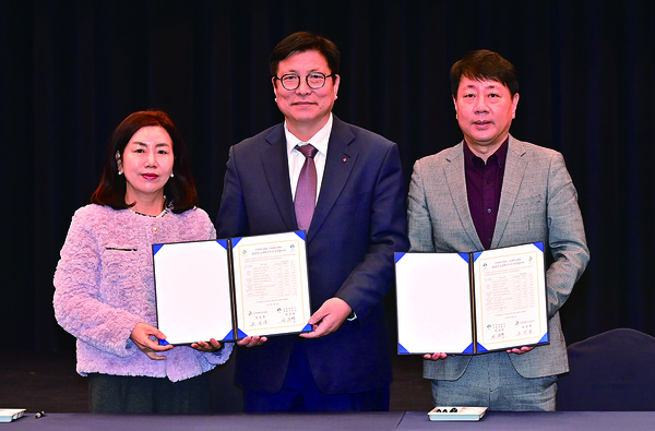 부평구는 9일 인천 베스트웨스턴 하버파크 호텔에서 인천시 교육청과 ‘2023년 교육혁신지구’ 부속합의를 체결했다. (사진제공=부평구청)