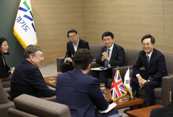 9일 경기도청 도지사 집무실에서 김동연 경기도지사가 존 위팅데일 영국 무역특사를 만나 면담을 하고 있다. (사진제공=경기도청)