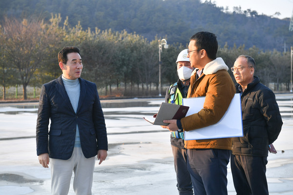 백영현 포천시장이 지난 7일 소흘읍 이동교리, 군내면 용정리, 창수면 가양리 일원에서 조성중인 공공체육시설 공사 현장을 직접 찾아 진행상황을 점검했다. (사진제공=포천시청)