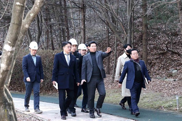 이상일 용인시장이 구갈레스피아 개량사업 공사 현장을 찾아 현황을 점검하고 근무자들을 격려했다고 9일 밝혔다. (사진제공=용인시청)