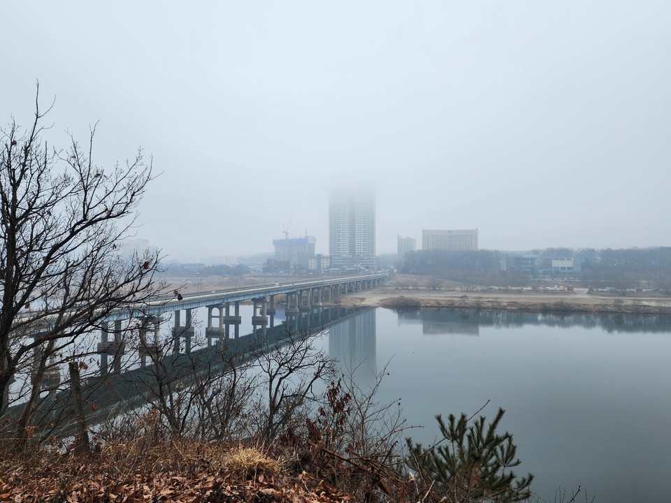 11일 오전 10시50분께 여주시 상동 영월근린공원에서 바라본 남강한의 여주대교와 연인교에 안개가 자욱하게 끼여 있다. 남한강 일대를 비롯해 여주시내에도 안개가 많이 낀 상태다. (사진=김광섭 기자)