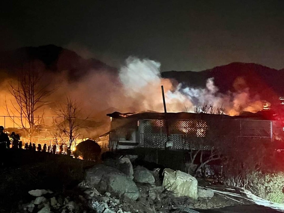 12일 오후 9시15분께 양평군 서종면의 한 가구원자재 공장에서 불이 나 인근 야산까지 태우고 출동한 소방당국에 의해 약 2시간30분 만에 꺼졌다. (사진=전진선 양평군수 페이스북)