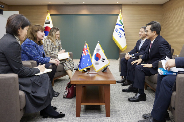 13일 오후 경기도청 5층 접견실에서 김동연 경기도지사는 캐서린 레이퍼(Catherine Raper) 주한 호주대사와 면담을 하고 있다. (사진제공=경기도청)