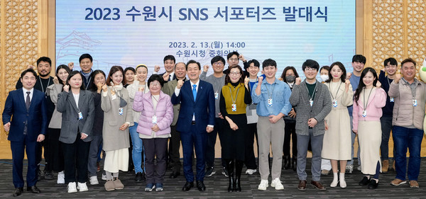 이재준 수원시장(앞줄 가운데)과 2023 수원시 SNS 서포터즈가 발대식 후 함께하고 있다. (사진제공=수원시청)