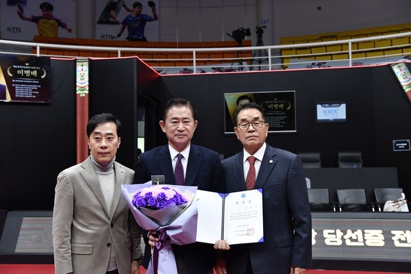 한국실업탁구연맹의 남만진 선거관리위원장(오른쪽)과 유남규 부회장(왼쪽)이 이병배 당선인과 함께 포즈를 취하고 있다. (사진제공=한국실업탁구연맹)
