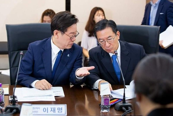 더불어민주당 정성호 의원은 인간적 도리로 교도소에 수감 중인 이재명 대표 측근을 면회한 것을 두고 검찰이 어떻게든 엮어보려고 ‘언론플레이’를 한 것은 비겁한 행태라고 지적했다. (사진=정성호 의원 페이스북)
