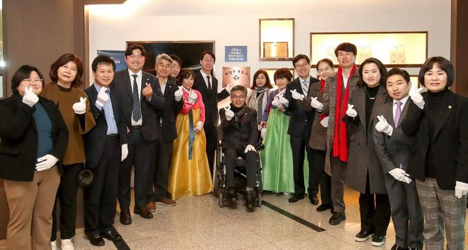 화성시가 여성가족부로부터 여성친화도시로 지정돼 현판식을 가졌다. 14일 시청 본관에서 열린 이날 현판식에는 정명근 화성시장을 비롯해 여성친화도시 조성 시민 서포터즈 5명이 참석했다. (사진=정명근 화성시장 페이스북)