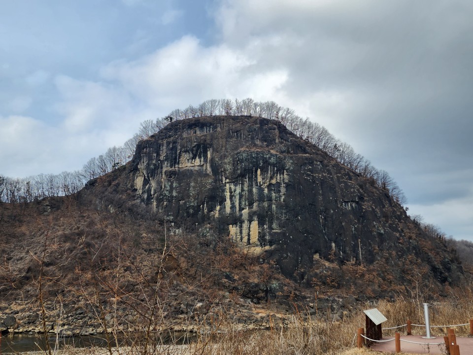 14일 만난 연천군 한탕강 옆 좌상바위 위쪽이 듬성듬성 앙상한 채 꼭 무성한 여름을 재촉하고 있는 듯 보인다. (사진=오기춘 기자)