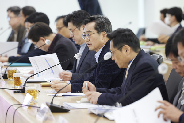 김동연 지사는 15일 오전 도청 다목적회의실에서 ‘주간 실국장회의’를 주재하고 “지난번 경기도의회 도정 연설에서 2023년 도정 방향을 밝혔다. (사진제공=경기도청)