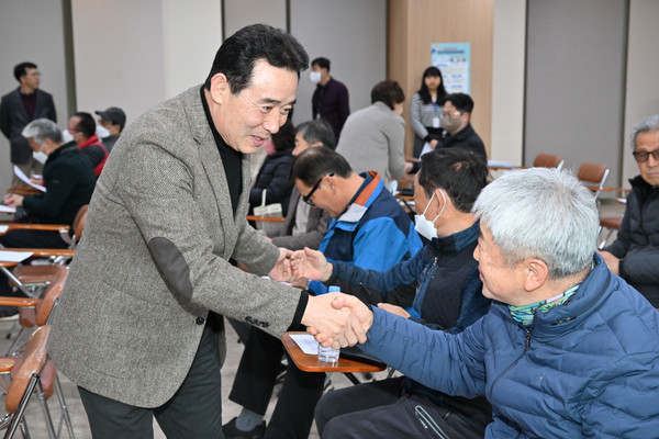 포천시가 지난 14일 소흘읍 행정복지센터에서 백영현 포천시장 주재 하에 소흘읍 송우리 가로수 메타세쿼이아 관련 주민 간담회를 개최했다. (사진제공=포천시청)