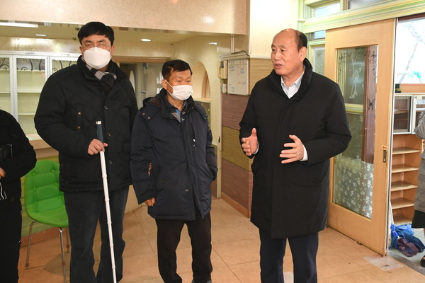 박형덕 동두천시장이 지난 13일 장애인단체장 및 관계자 20여명과 ‘장애인회관 건립’ 부지를 방문해 사업계획을 설명하고, 장애인단체의 의견을 수렴하는 시간을 가졌다. (사진제공=동두천시청)