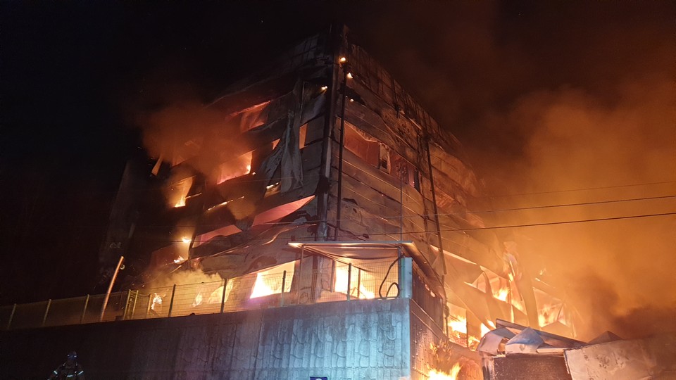 16일 새벽 2시39분께 화성시 매송면 원리에 위치한 목재공장에서 큰 불이 나 약 4시간20분 만인 오전 6시59분께 큰 불길을 잡고 진화 중이다. (사진제공=경기도소방재난본부)