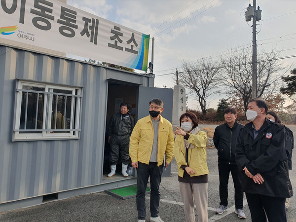 조정아 여주부시장은 지난 15일 고병원성 조류인플루엔자(AI) 발생 차단을 위해 방역 현장을 방문해 AI 특별방역대책 추진상황을 점검했다. (사진제공=여주시청)
