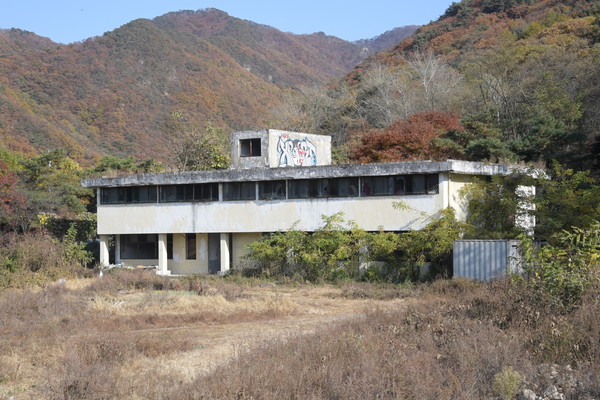 동두천시가 소요산 속에 위치한 동두천읍 당시부터 있던 (구)성병관리소 건물과 그 부지인 상봉암동 8번지 외 2필지를 총 29억원을 들여 이달 말 매입해 (구)성병관리소 건물을 철거할 계획이다. 사진은 성병관리소 건물. (사진제공=동두천시청)