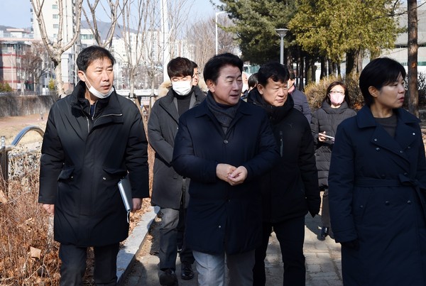김동근 의정부시장이 지난 15일 호원권역 내 걷고 싶은 명품 거리를 만들기 위해 유동 인구가 많은 의정부동 상업지역 등을 둘러보며 현장점검에 나섰다. (사진제공=의정부시청)