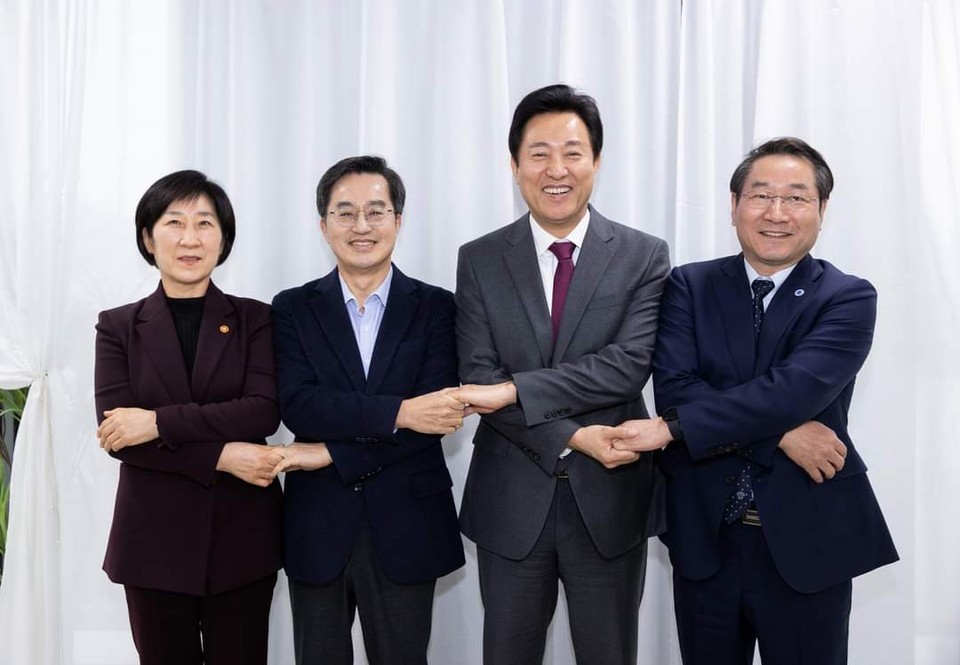 수도권 광역 세 단체장이 17일 다시 만났다. 지난해 7월과 9월 이후 세 번째 만남이다. 김동연 경기지사, 유정복 인천시장, 오세훈 서울시장 세 단체장들은 이날 만남 소식을 자신의 SNS에 올리며 환화진 환경부장관을 포함한 ‘수도권매립지 4자 협의체’ 소식을 알렸다. (사진=김동연 경기지사 페이스북)