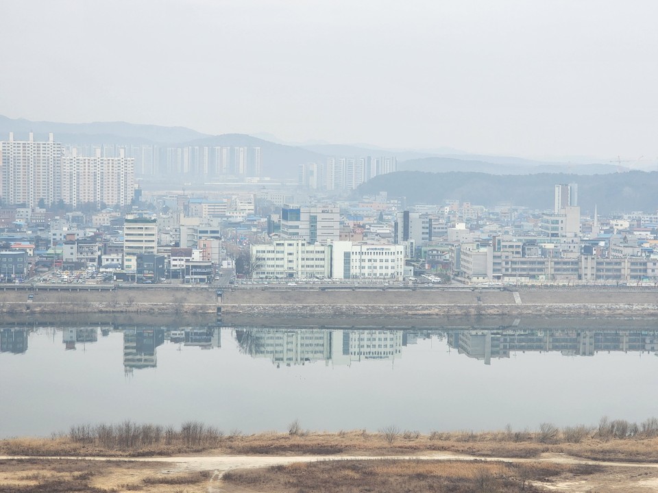 절기상 우수(雨水)를 하루 앞둔 18일 토요일 오전 8시30분께 여주 남한강에 안개와 미세먼지가 자욱하게 끼었다. (사진=김광섭 기자)