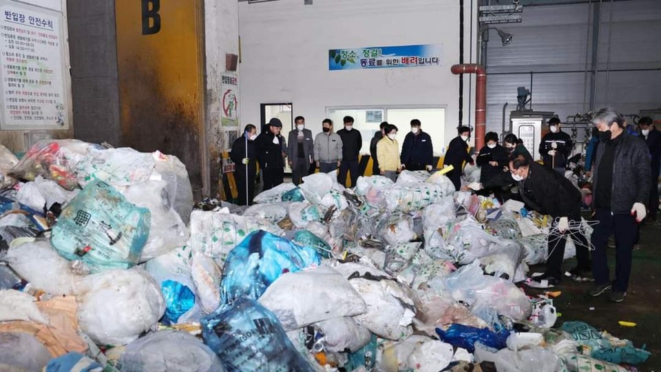김보라 안성시장이 환경재단 설립 부결로 발단이 된 ‘쓰레기 대란’과 관련 시의회를 향해 보개면 소각장 주민협의체와의 약속을 지키라며 불편한 심기를 드러냈다. 사진은 보개면 쓰레기소각장을 둘러보고 있는 김보라 시장과 관계자. (사진=김보라 안성시장 페이스북)