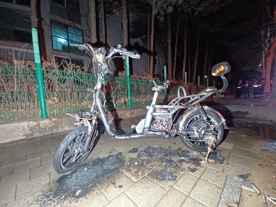 19일 새벽 4시8분께 부천시 상동의 한 인도에 세워진 전기자전거에서 불이 났다. (사진제공=경기도소방재난본부)