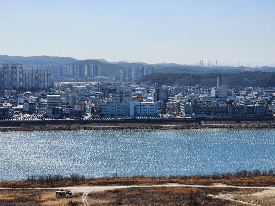 20일 오후 1시20분께 여주 남한강 상공의 미세먼지가 사라진 하늘이 오랜만에 맑게 보인다. (사진=김광섭 기자)