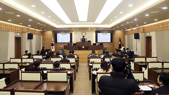 평택시의회는 20일 제237회 임시회를 열고 세대당 10만원 상당의 ‘긴급 생활안정지원금’ 지급을 위한 길을 열었다. (사진제공=평택시의회)