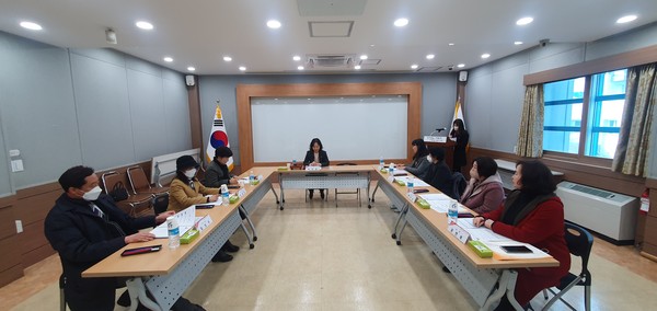 동두천시가 2023년 제1차 보육정책위원회를 개최해 어린이집 필요경비 수납한도액 결정 등 3가지 사안에 대해 심의했다. (사진제공=동두천시청)