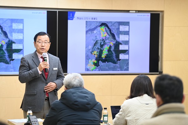 하남시가 민선 8기 취임 이후 약 23회 주민간담회 개최 및 대도시광역교통위원회와 협의해 신도시와 원도심 대중교통 개선을 위해 총 12개 노선에 버스 47대 신설·증차를 추진한다. 사진은 21일 시청상황실에서 열린 이현재 하남시장 긴급 기자회견. (사진제공=하남시청)