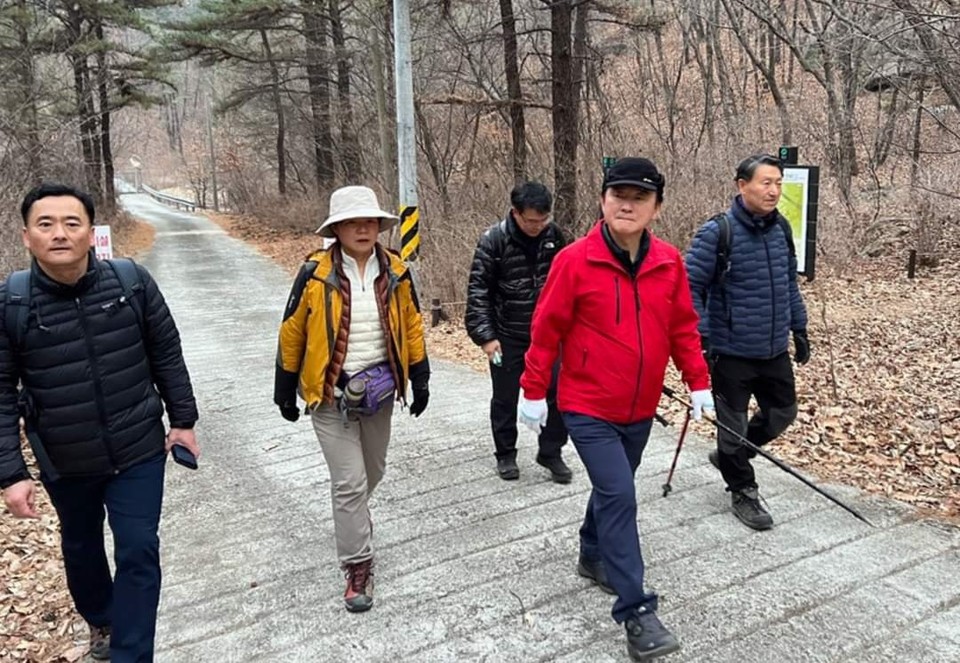 김동근 의정부시장이 오는 6월 말까지 매주 토요일마다 의정부 소풍길, 등산로 등을 걸으며 보완이 필요한 부분을 살펴볼 계획이다. (사진=김동근 의정부시장 페이스북)