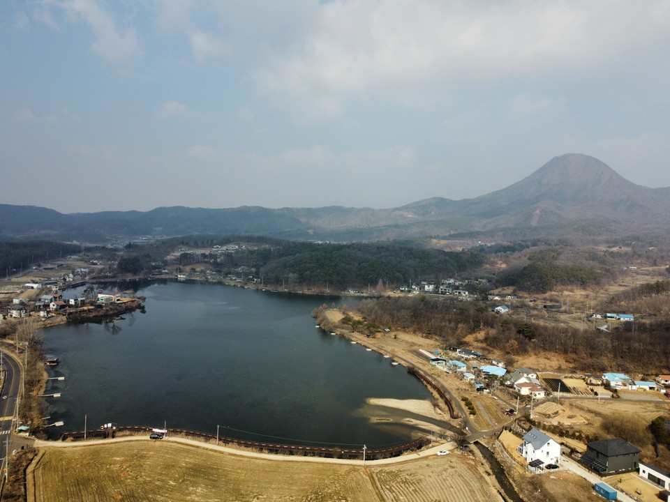 겨우내 꽁꽁얼었던 양평 개군면 향리저수지가 절기상 우수인 19일 낮 12시10분께 거의 다 녹은 모습을 하고 있다. (사진=김광섭 기자)<br>