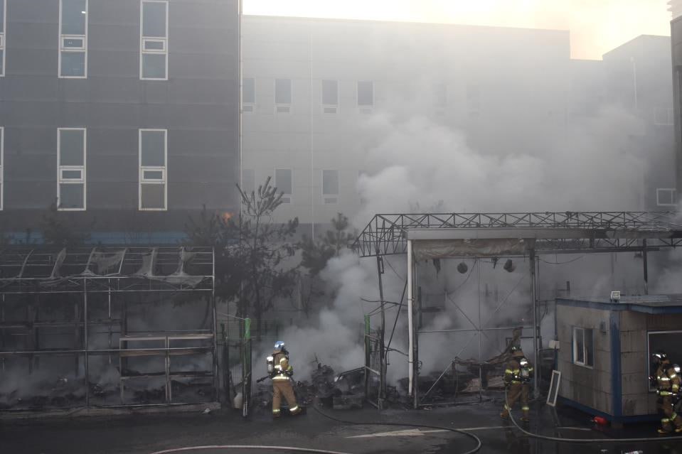 21일 오후 5시34분께 수원시 고색동의 한 공장 옥외 창고에서 불이 나 약 34분 만에 꺼졌다. (사진제공=경기도소방재난본부)