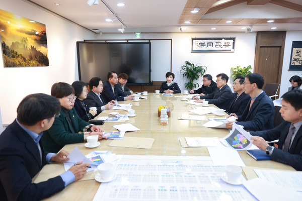 주광덕 남양주시장이 지난 21일 오후석 경기도 행정2부지사를 만나 지역 현안 해결을 위해 경기도의 협조가 필요한 주요 사업에 대해 적극적인 지원을 당부했다. (사진제공=남양주시청)