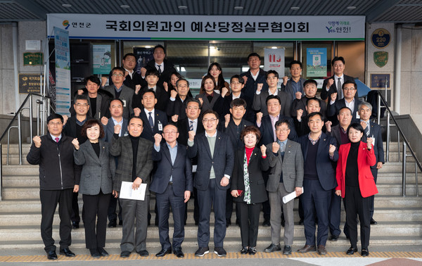 연천군이 지난 21일 본관 2층 상황실에서 김덕현 연천군수와 김성원 국회의원, 심상금 의장, 윤종영 도의원 등이 참석한 가운데 예산당정실무협의회를 개최했다. (사진제공=연천군청)